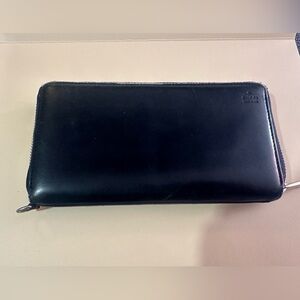 Pre-Owned Authentic Gucci Black Leather Zip Around Wallet